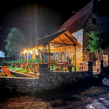 Guesthouse Kujtimi เธทธ์ ภายนอก รูปภาพ