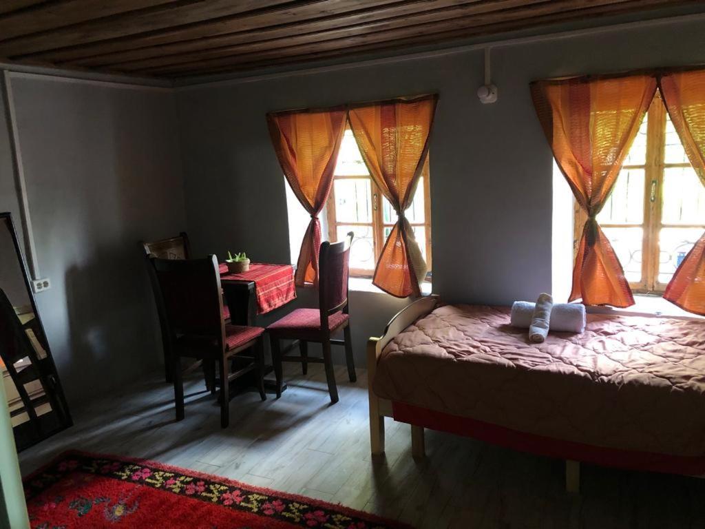Guesthouse Kujtimi เธทธ์ ภายนอก รูปภาพ