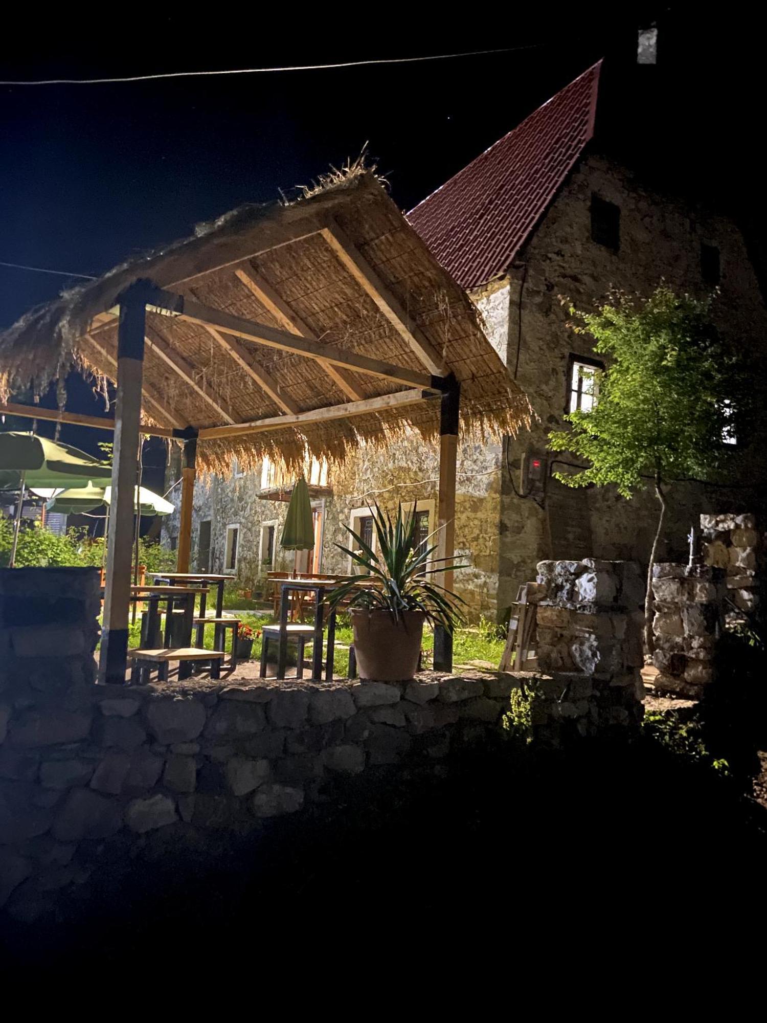 Guesthouse Kujtimi เธทธ์ ภายนอก รูปภาพ